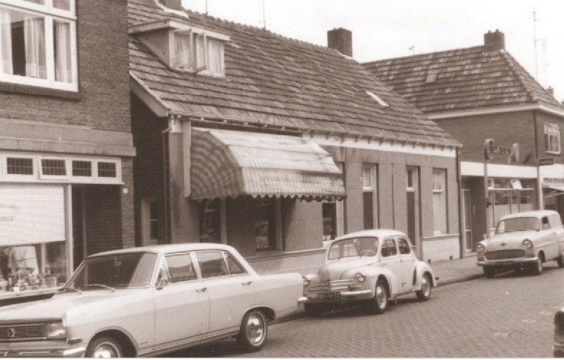 Zwedeweg 9 - 19 Voorzijde woningen en winkels nabij de kruising met o.a. Claudy 1967.jpg