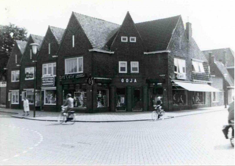 Heutinkstraat 6 Vroeger Veenstraat 146 hoek Molukkenstraat winkel N. Cohen links van Goja 1967.jpg