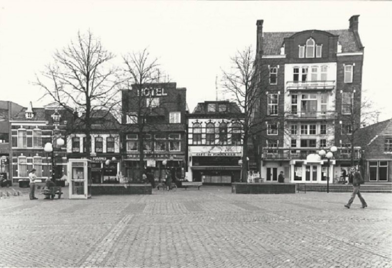 Markt 10-15 Markt 11 werd later 't Pumke.. Op deze foto, naast Concordia, de Pimpelaar, hotel Atlanta en 't Pumpke.jpg