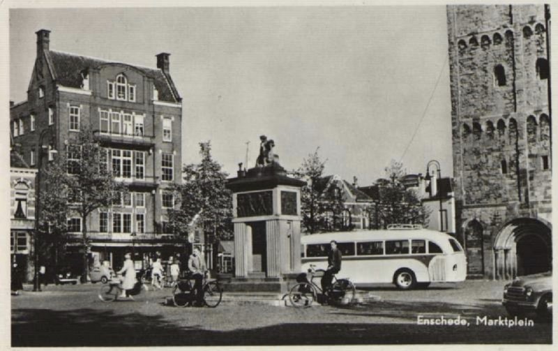 Markt 15 Concordia 1955 autobus brandmonument.jpg