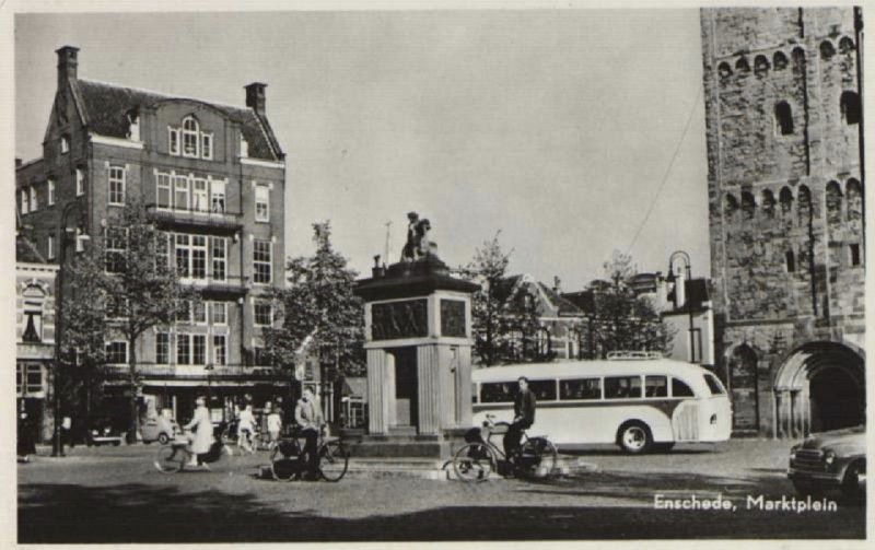 Markt 15 Concordia 1955 autobus brandmonument.jpg