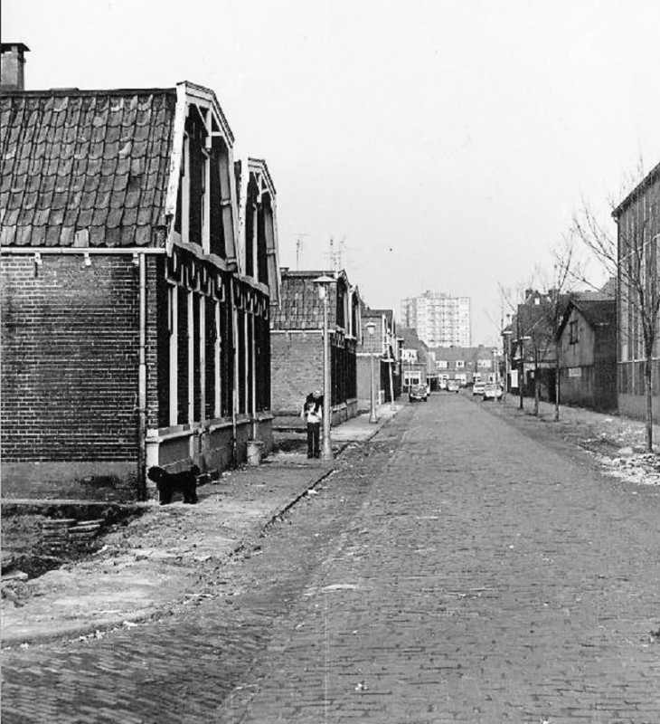 Tollensstraat 50 met nog de oude huizen en rechts het bedrijf van kolenhandel De Concurrent wat later s.e.fireworks werd..jpg