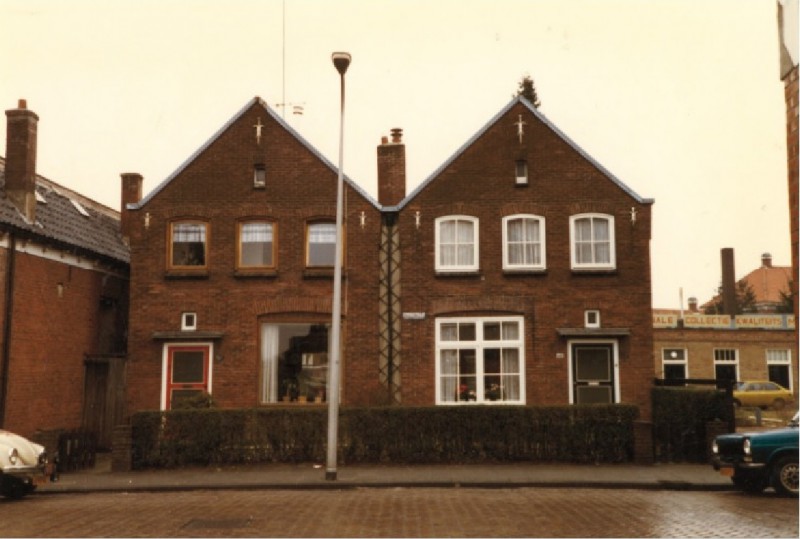 Emmastraat 140-142 rechts en 148+150, zicht op woningen, gelegen tussen de Pyrmontstraat 1981.jpg