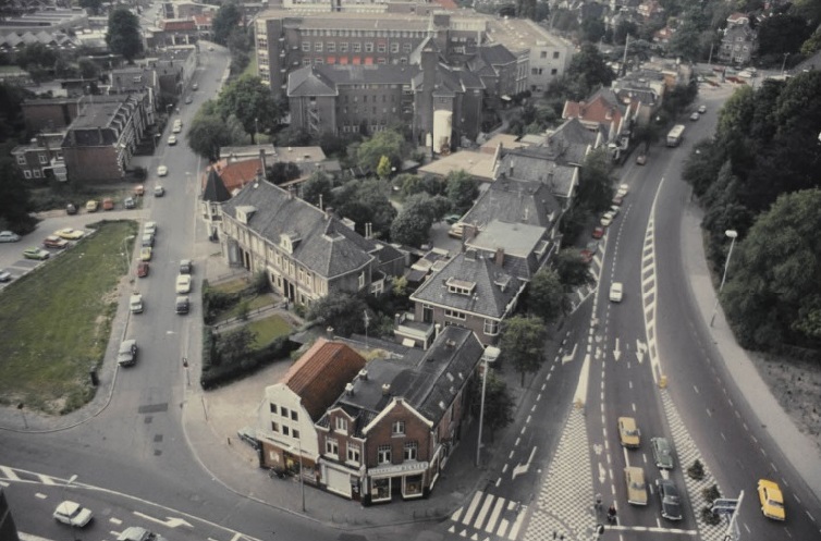 Emmastraat hoek Haaksbergerstraat. Op de achtergrond ziekenhuis Ariënsplein. Rechts Ripperdastraat.jpg