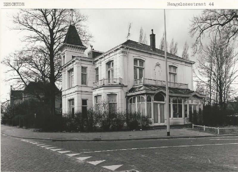 Hengelosestraat 46 v.m. villa Jan Stroink op de hoek met de Raiffeissenstraat. 2-4-1980.jpg