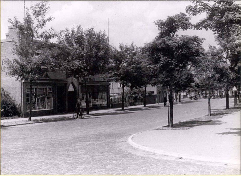 Oliemolensingel 50 vanaf de Pluimstraat richting Lipperkerkstraat met links de Cooperatie later pand Heron. juli 1943.jpg