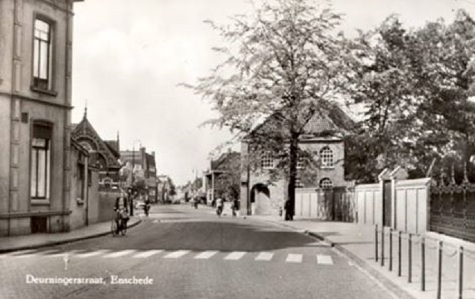 Deurningerstraat 2-6  hek villa Kleyboer, links Hervormd Rusthuis poortje met boog rechts  fabriek van Stroink, later Hardick.jpg