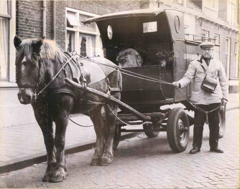 Broodventer met paard en wagen van Coöperatieve Verbruikersver. maart 1964.jpg