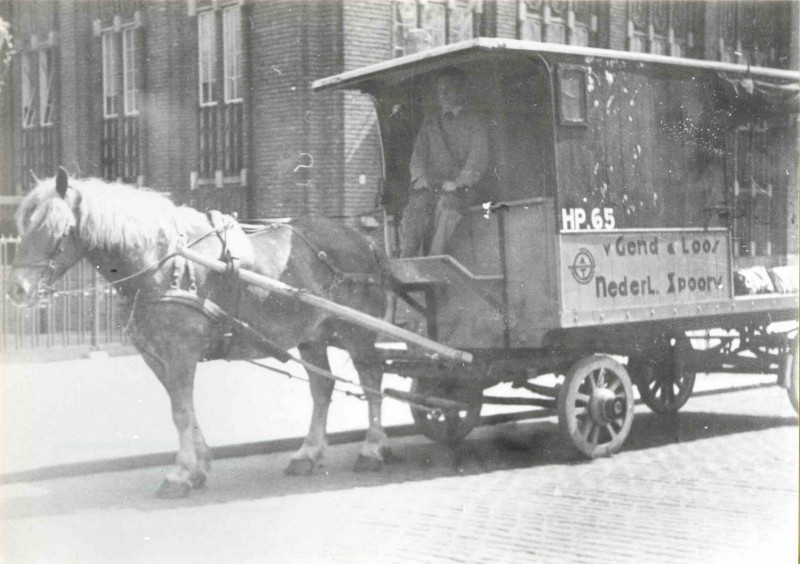 Piet Heinstraat 4-8 Paard en wagen van Van Gend en Loos voor het gebouw van de Amro-bank 1920.jpg