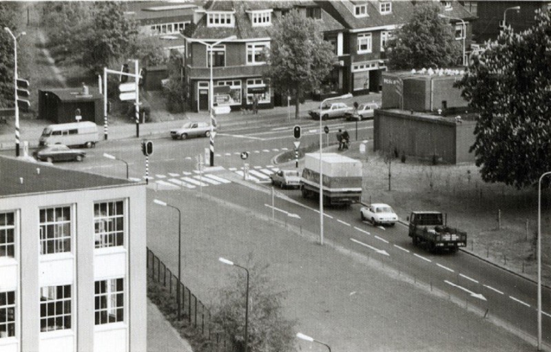 Volksparksingel vanaf Westerval met patatkraam van Arie. kapsalon Keuter 1977.jpg