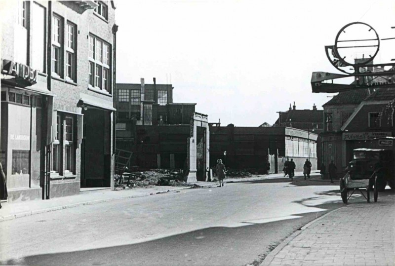 Kalanderstraat 15 De Landbouw na bombardement met rechts uitmonding Zuiderhagen en linkerzijde met textielfabriek Menko.1945.jpg