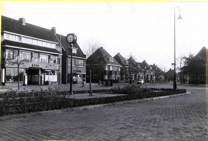 Hogelandsingel 53-57 met zicht in Padangstraat, met Esso tankstation. nov. 1951.jpg