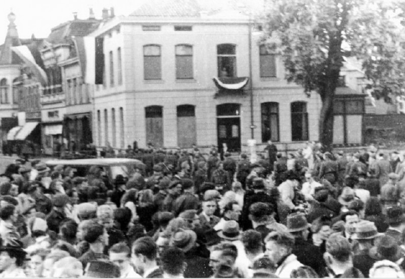 Markt 8 villa Cromhoff Publiek en militairen op de Markt gezien richting Marktstraat. bevrijding 1945.jpg