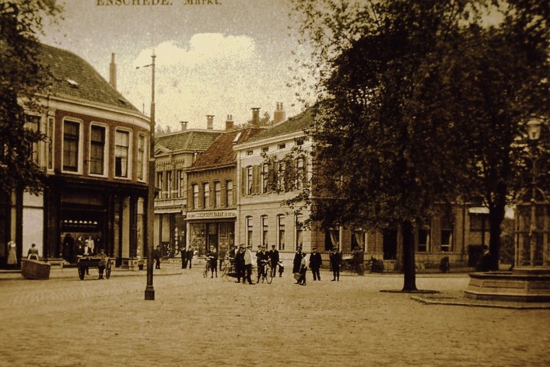 Markt 8 hoek Marktstraat Goedkoope Bazar. Markt villa Cromhioff met fontein.JPG