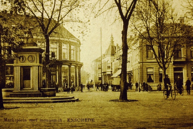 Markt 8 hoek Marktstraat villa Cromhoff met brandmonument.JPG