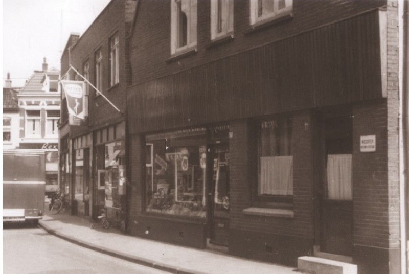 Van Lochemstraat 9 Voorzijde winkels 1967.jpg