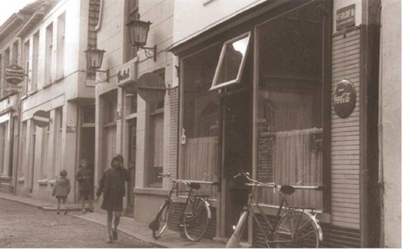 Stadsgravenstraat 53-55 Voorzijde panden, met café 1967.jpg