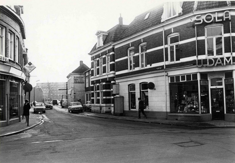 Gronausestraat 26 hoek Veenstraat 2 galanteriezaak U. Dam.Leverman 1971.jpg