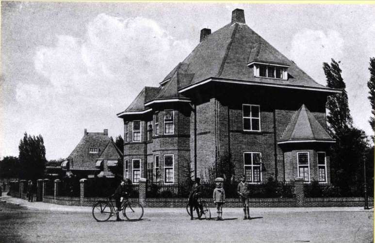 Kortenaerstraat 40-46 hoek Rembrandtlaan nu M.H. Tromplaan  Vanaf eind 20e eeuw terrein Saxion Hogeschool. Hoekpand nr. 40 werd in 1944 gebombardeerd. foto 1920.jpg