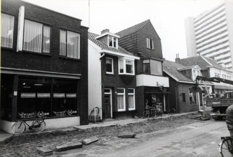 Lipperkerkstraat 30 Meubelzaak Nijmeijer. vroeger dassenfabriek Lassche. foto 13-9-1984.jpg