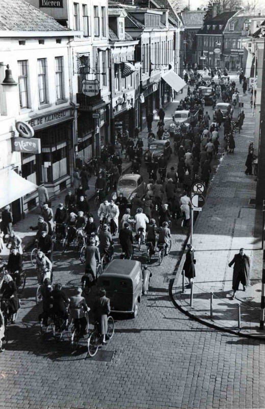 Gronausestraat 3-5-7 gezien vanaf de Langestraat tot Veenstraat met links hotel De Kalanderij 1951.jpg