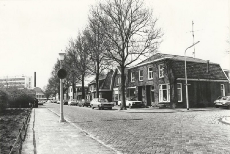 Dr. Benthemstraat 37-41 Richting Deurningerstraat met rechts de Nicolaas Beetsstraat 2-4-1980.jpg