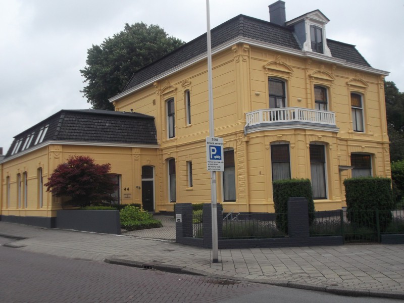 Hengelosestraat 42-44 Notariskantoor Hofsteenge vroeger villa Dr. van Delden.JPG