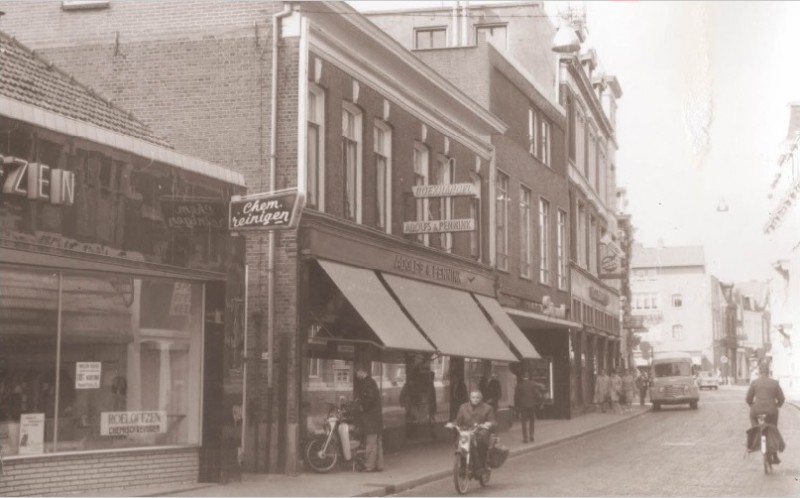 Haaksbergerstraat stomerij Roeloffzen, boekhandel Adolfs en Pennink, muziekwinkel Demoed, winkel de Zevenmijls. 1967.jpg