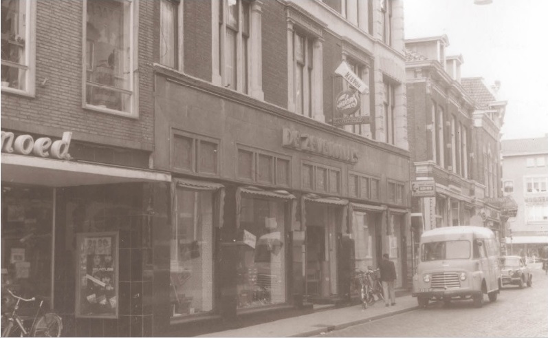 Haaksbergerstraat 18-20 Demoed muziekwinkel, de Zevenmijls, slijterij, Overduin, chocoladespeciaalzaak, winkel in rookwaren, Alink, Industrie Bar, Industrie Hotel. 1967.jpg