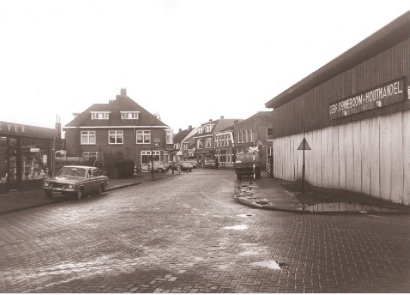 Emmastraat 330 richting Zwedeweg Denneboom spoorlijn Enschede-Ahaus kort voordat deze werd opgebroken 1-3-1975.jpg