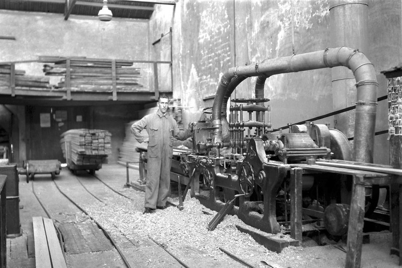 Emmastraat 330 Kleine Houtstraat Houtzagerij Denneboom Henk Denneboom bij de schaafbank..jpg