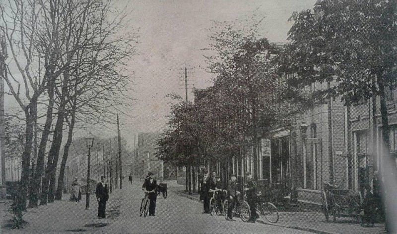 Oldenzaalsestraat 114-124 vroeger Oldenzaalseweg 6 e.v links Jozefkerk ca 1900.jpg