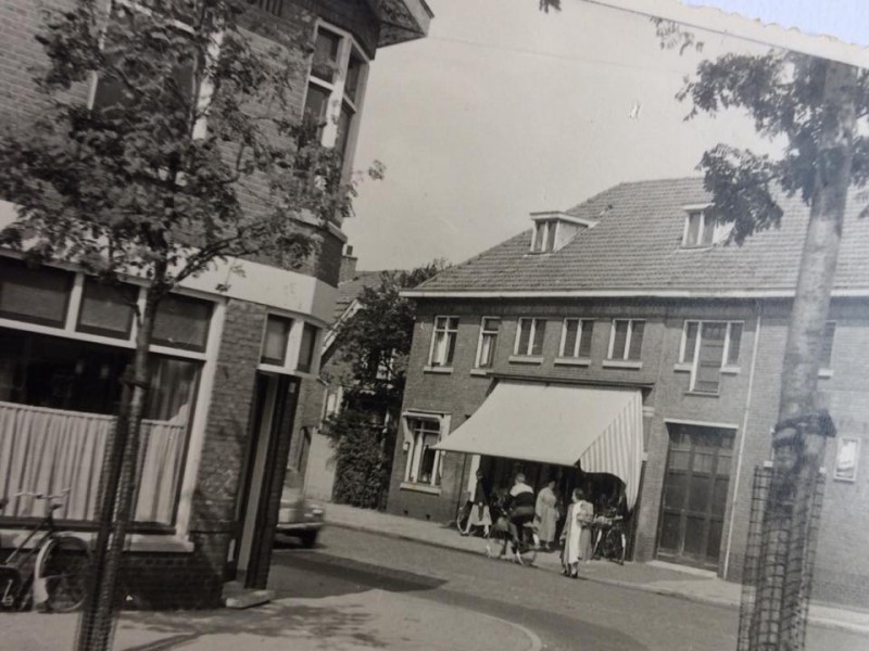 Veenstraat 143 hoek Hoogstraat met de kruideniers zaak van Deters.jpg