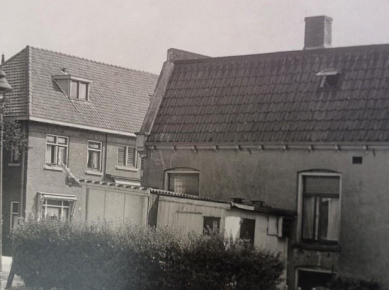 Veenstraat 143 kruideniers zaak van Deters aan de overkant, nu is daar een tank station aan de Boulevard.jpg