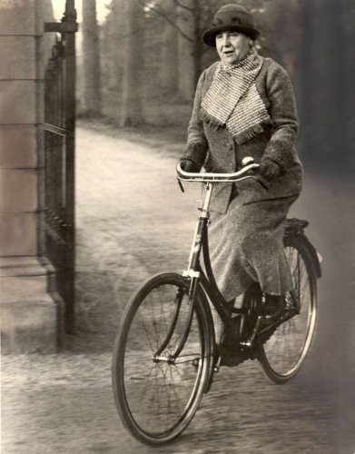 Koningin Wilhelmina op de fiets bij Soestdijk 1938.jpg