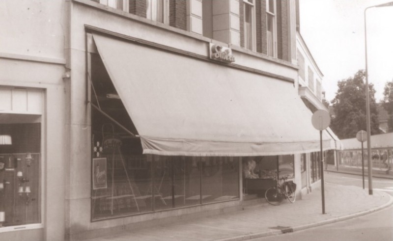 Haaksbergerstraat 27 Winkels op de hoek met de Beltstraat 1967.jpg