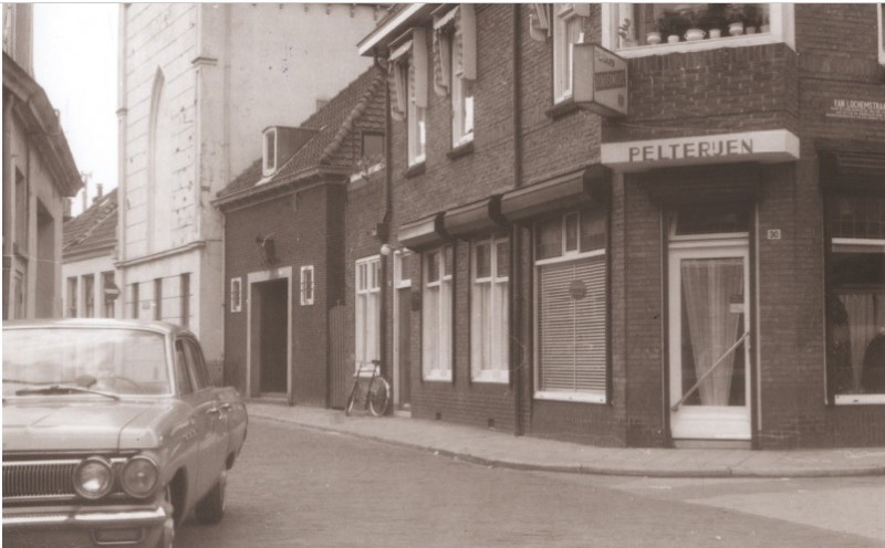 Stadsgravenstraat 61 hoek Van Lochemstraat, met rechts Donkerwolke Pelterijen  Bonthandel, links de Menistenkerk.jpg
