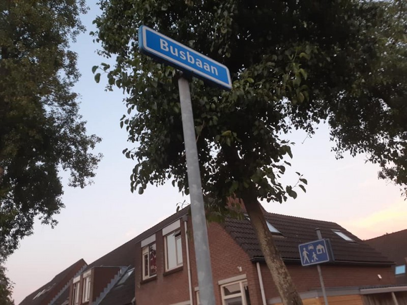 Busbaan Helmerhoek straatnaambord.jpg