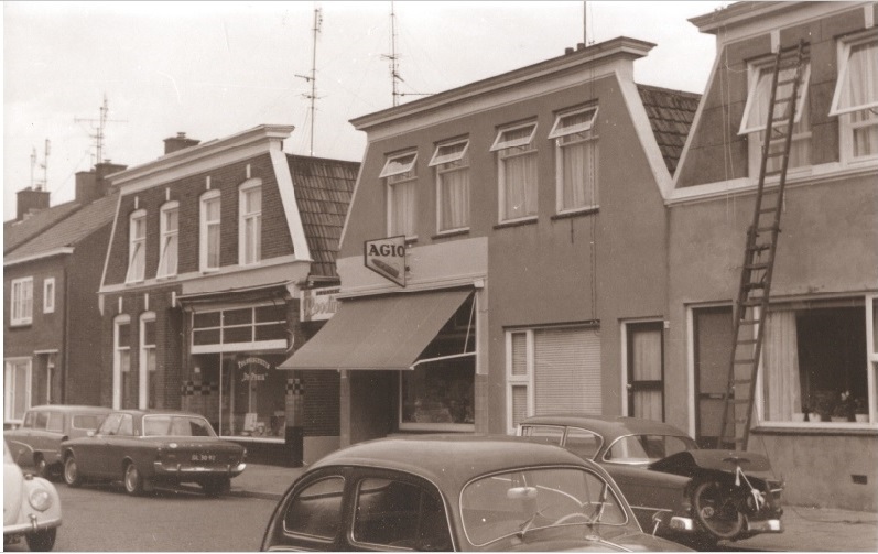 Perikweg 35-37-39  woningen en winkels, o.a. Disco Shop 1967.jpg