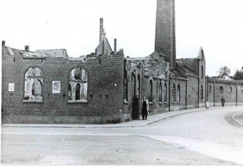Willemsstraat 1 met gebombardeerde fabriek N.J. Menko N.V. , is niet herbouwd. 1946.jpg