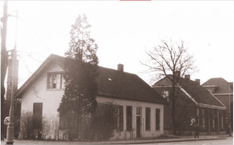 Hengelosestraat 41 Woningen langs zuidelijke straatwand tussen inrit naar goederenemplacement N.S. en belastingkantoor 1967.jpg