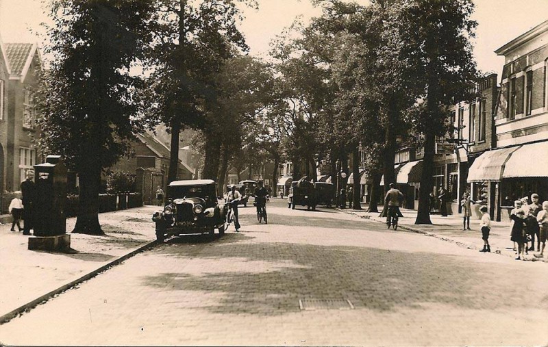 Haaksbergerstraat . Rechts winkels later De Voorstad.jpg