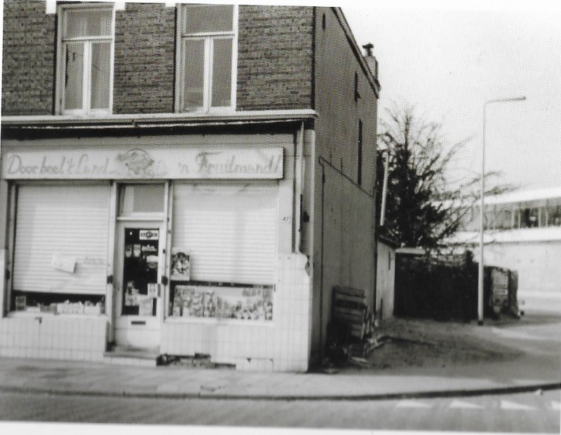 Deurningerstraat 47 Fruithandel G.A. van Dijk vlak voor de sloop ca. 1960.jpg