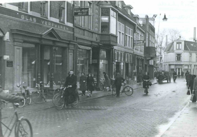 Oldenzaalsestraat 7-11 o.a.  Holst glas en verf met op de hoek van de Noorderhagen 't z.g. Striek-iezer (Strijkijzer).jan. 1944.jpg
