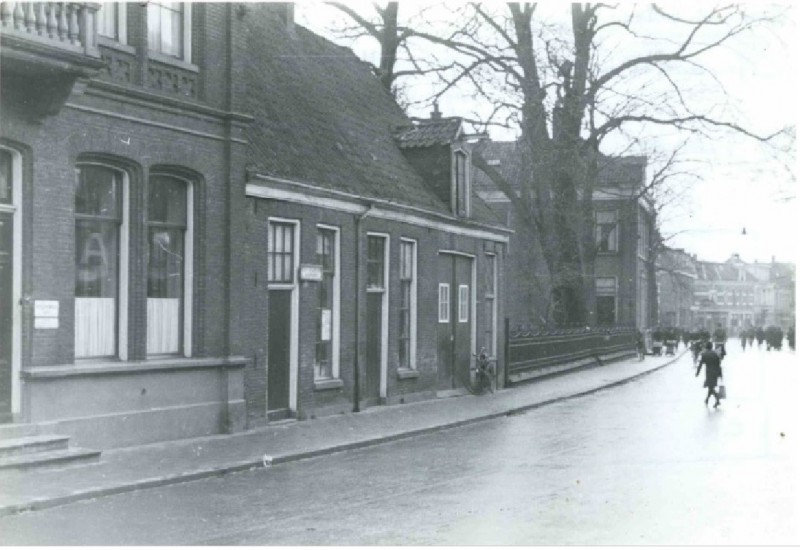 Gronausestraat 34-36-38 richting Veenstraat, gezien vanaf de Lipperkerkstraat. feb. 1944.jpg