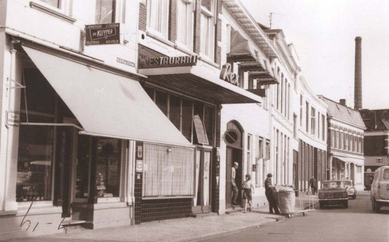 Oldenzaalsestraat 80-92 met o.m. Slijterij Asveld en restaurant Rex, tegenover de van Lochemstraat...jpg