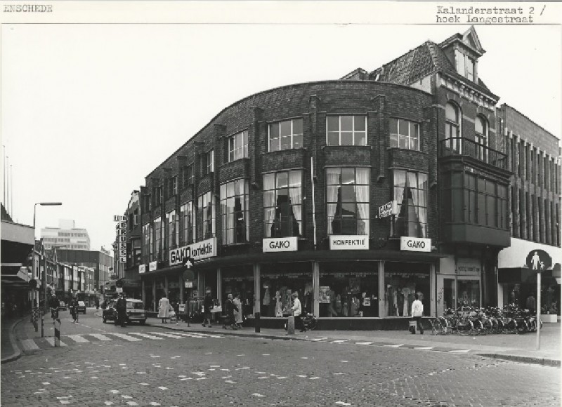 Kalanderstraat 2 Hoek Langestraat met winkelpand van Gako confectie. Foto Brusse 1980.jpg