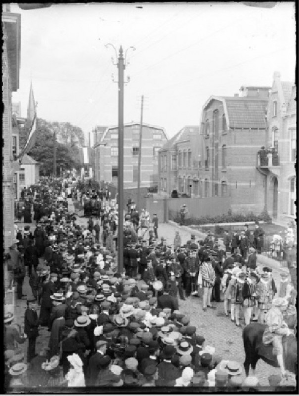 Molenstraat 36-38 Allegorische optocht t.g.v. de tweedaagse kroningsfeesten  2-9-1898.jpg