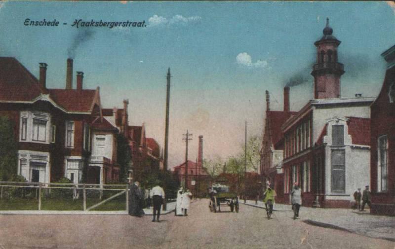 Haaksbergerstraat 35 met politiebureau schoorsteen Jannink. links villa's 1916.jpg