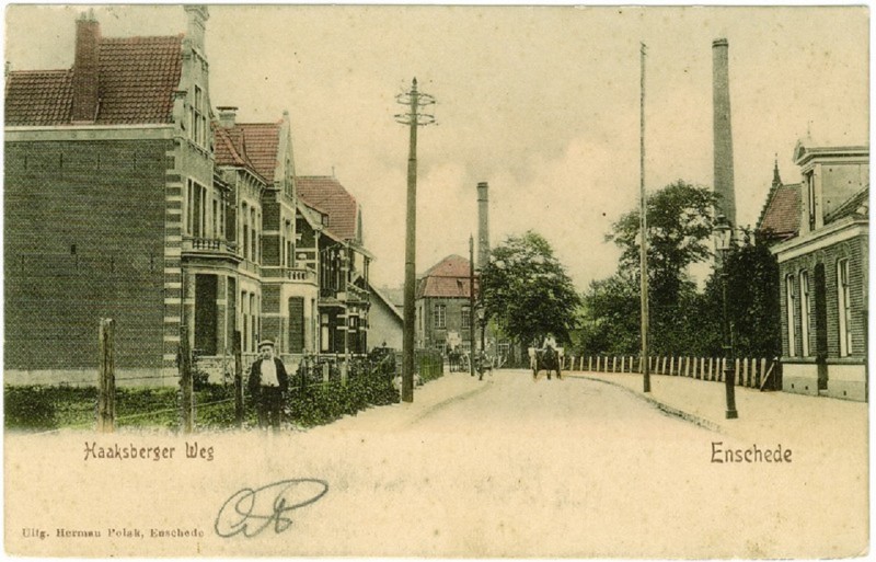Haaksbergerstraat 56-68 vroeger Haaksbergerweg smederij en villa's 7-4-1906.jpg